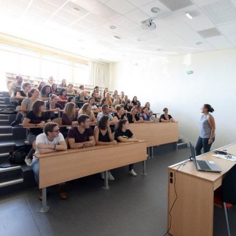 Amphithéâtre d'étudiants en formation